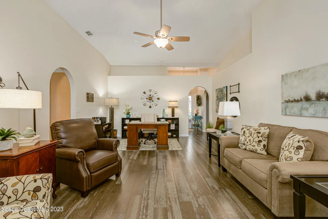 Photo of 1218 White Oak Circle