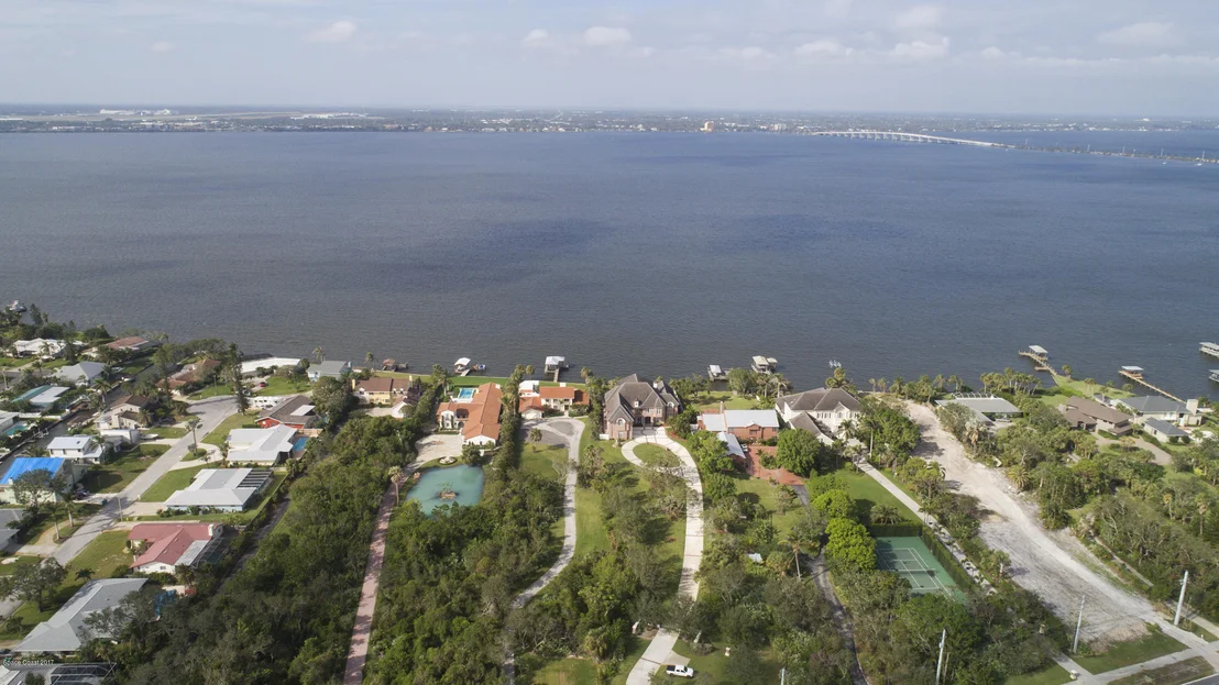 Photo of 2700 N Riverside Drive N