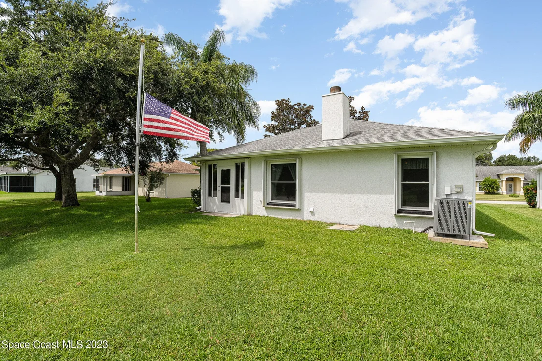 Photo of 4335 South Lakes Circle