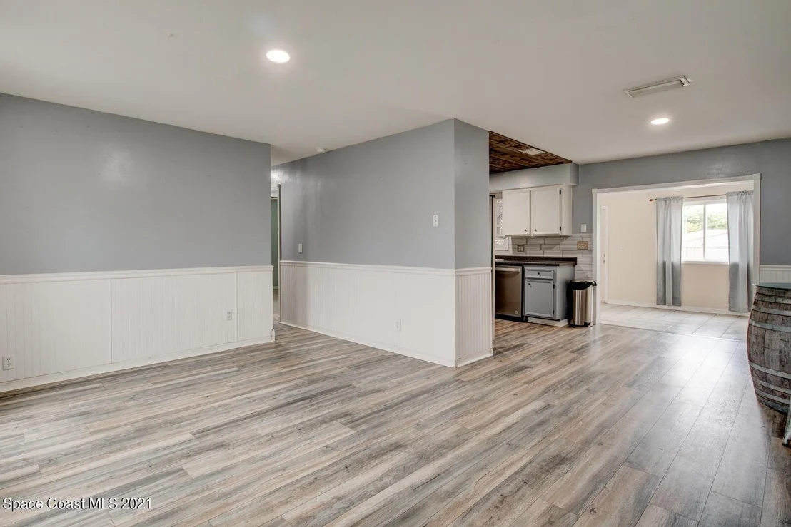 Photo of 6039 Apple Avenue