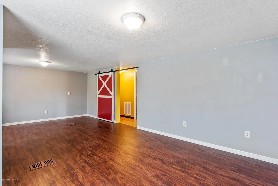 Photo of 497 Louis Drive