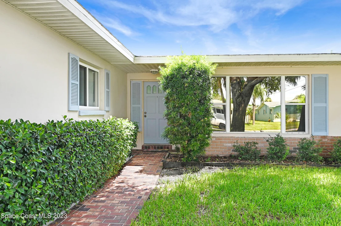 Photo of 621 N Robert Way