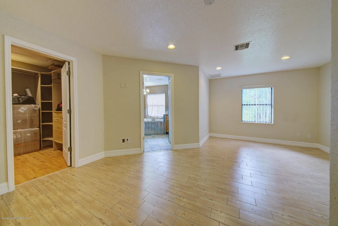 Photo of 1043 Green Road