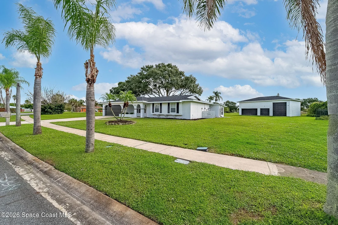 Photo of 722 Apollo Circle NE