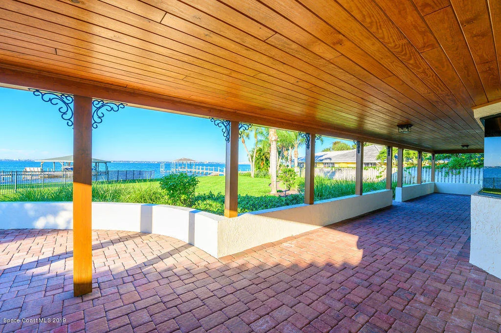 Photo of 3300 N Riverside Drive N