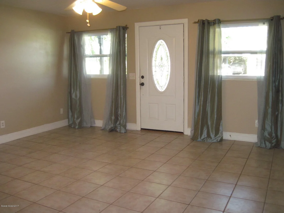 Photo of 2085 Lakeview Drive