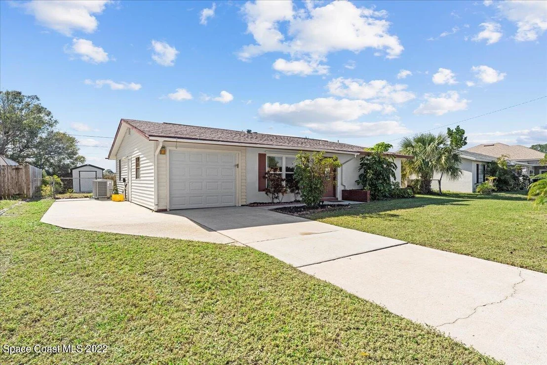 Photo of 3274 Edgewood Drive NE