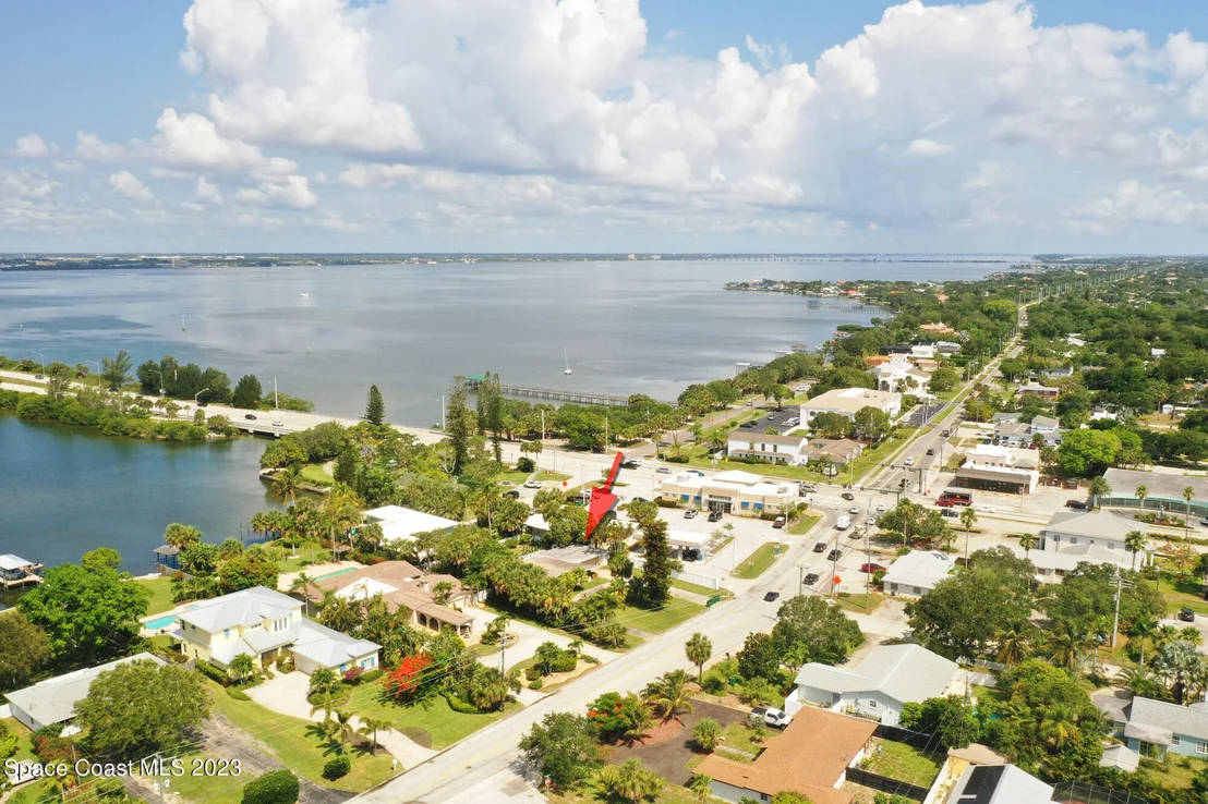 Photo of 204 S Riverside Drive