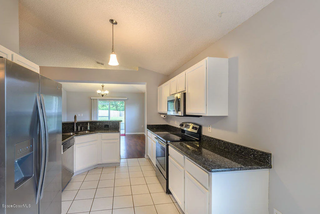 Photo of 1203 White Oak Circle