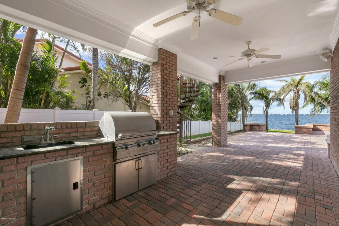 Photo of 2700 N Riverside Drive N