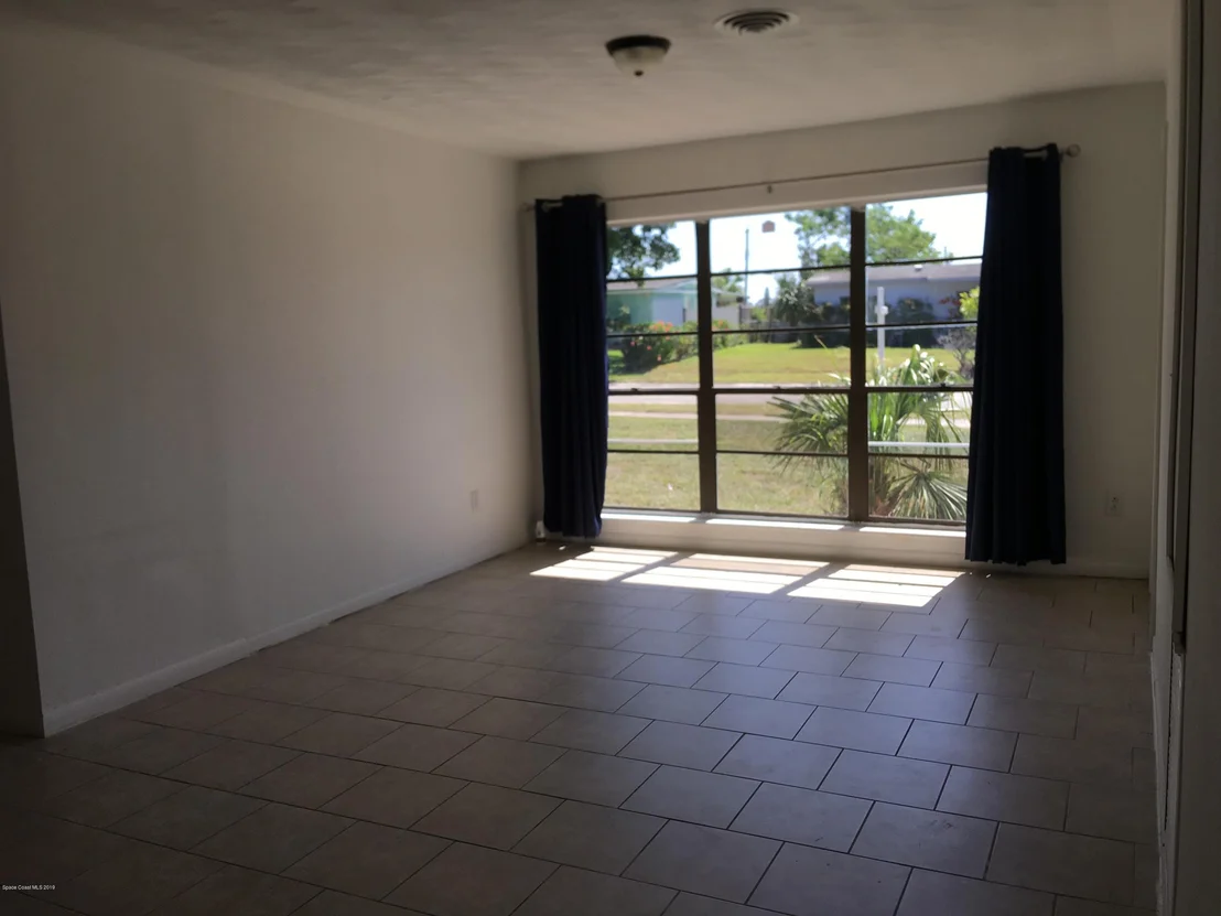 Photo of 1056 Cabot Drive NE