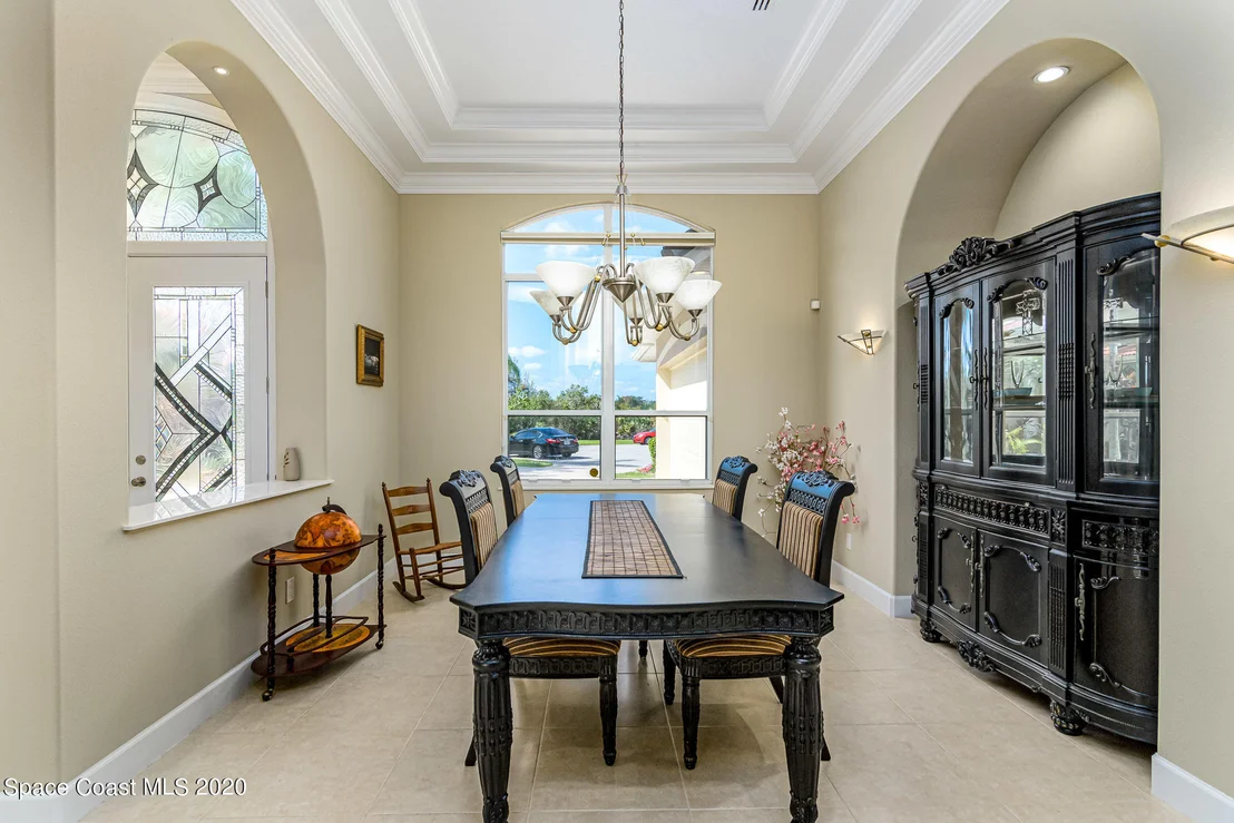 Photo of 975 Chatsworth Drive