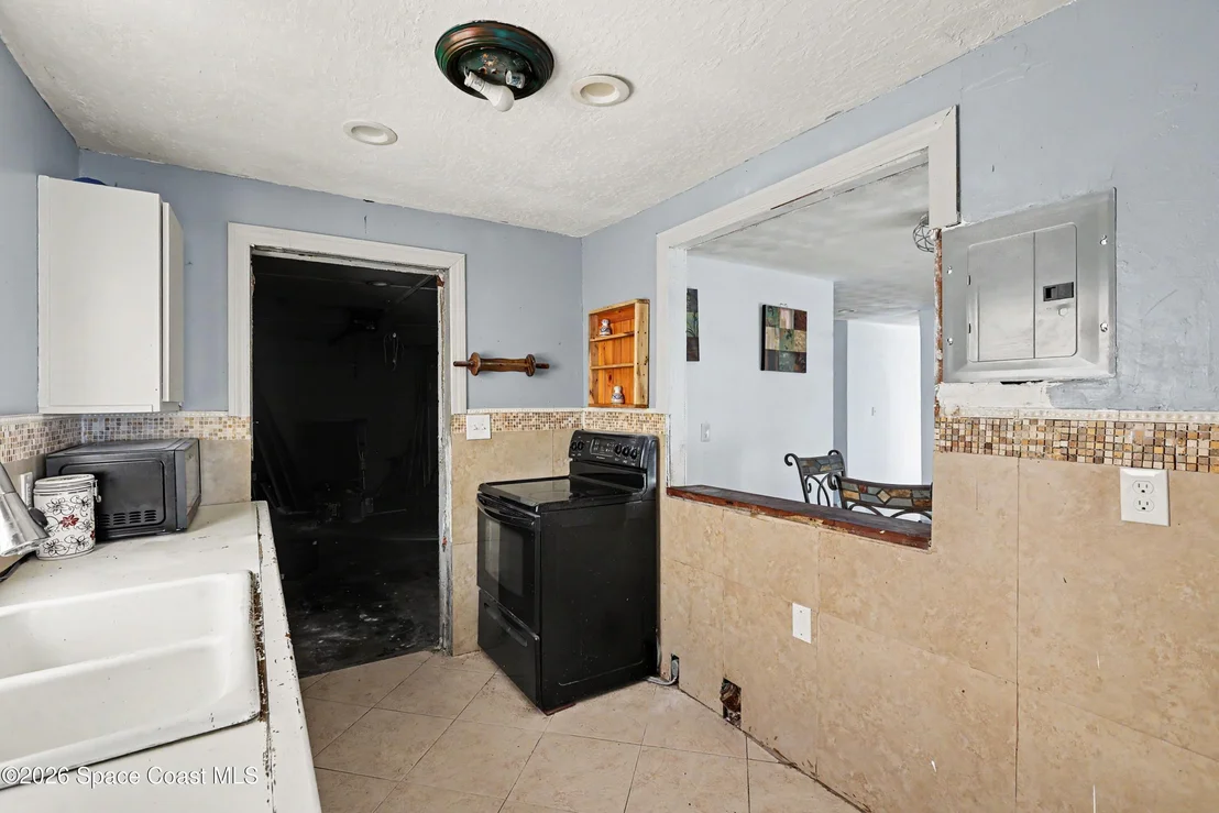 Photo of 819 Almond Boulevard