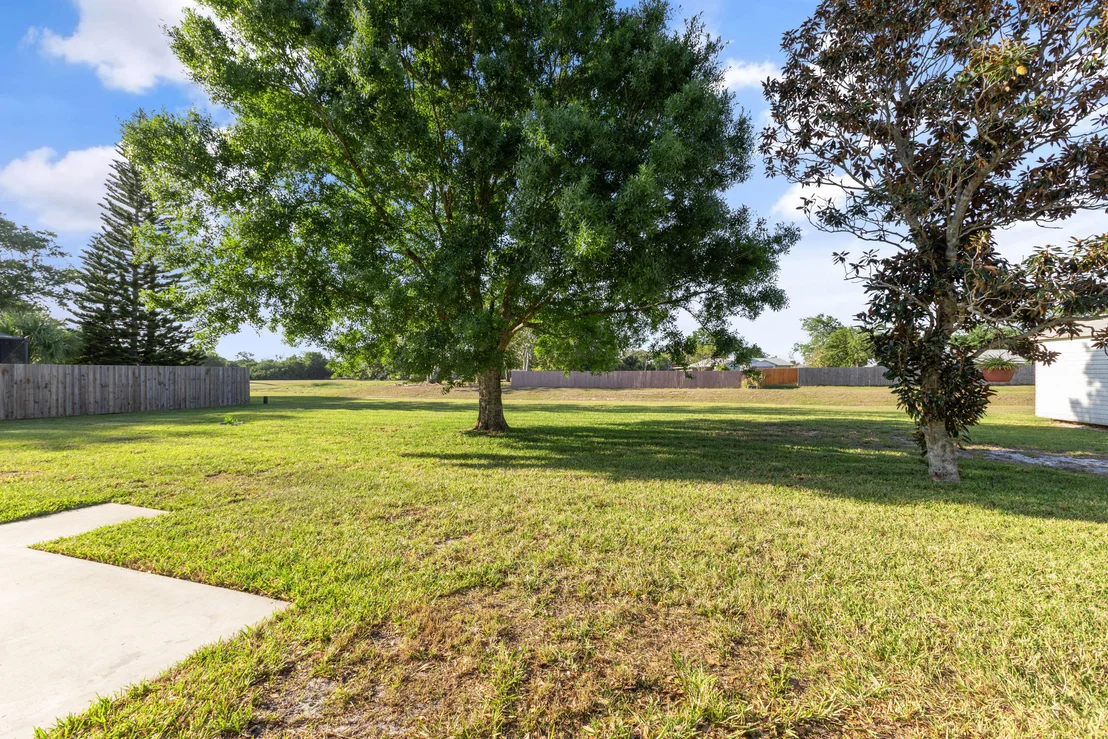 Photo of 859 Riviera Drive NE