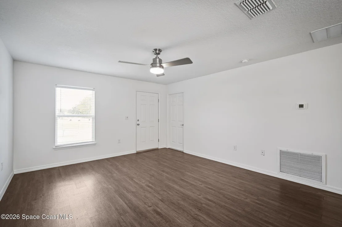 Photo of 549 Eldron Boulevard SE