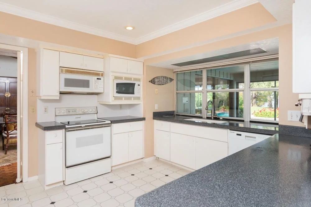 Photo of 1204 S Riverside Drive