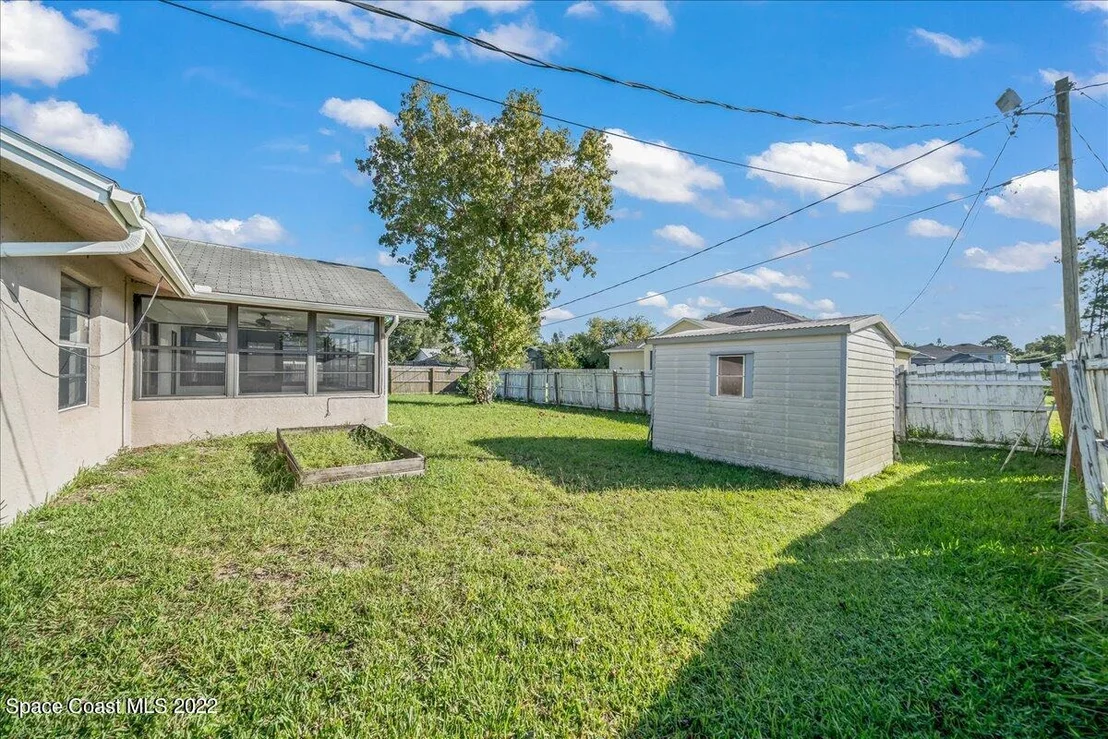 Photo of 811 Lyons Circle NW