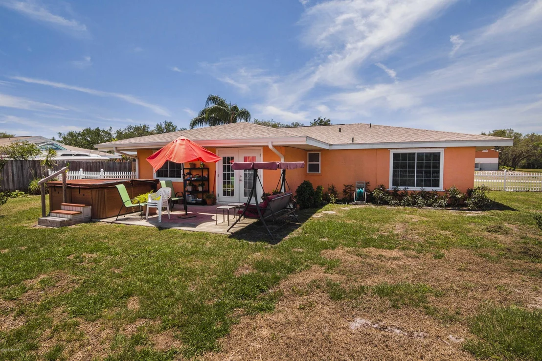 Photo of 905 Riviera Drive NE