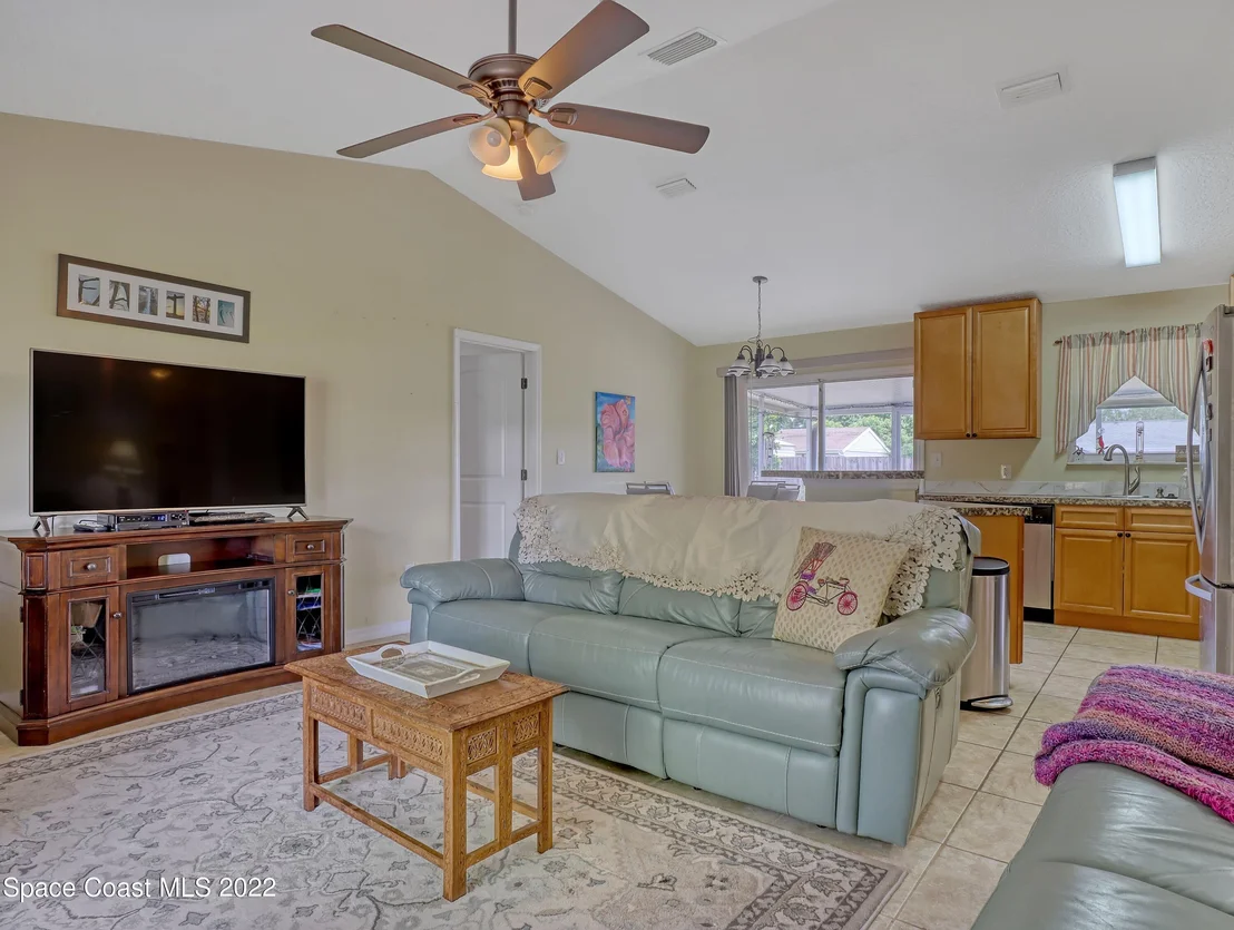 Photo of 761 Azure Avenue NE