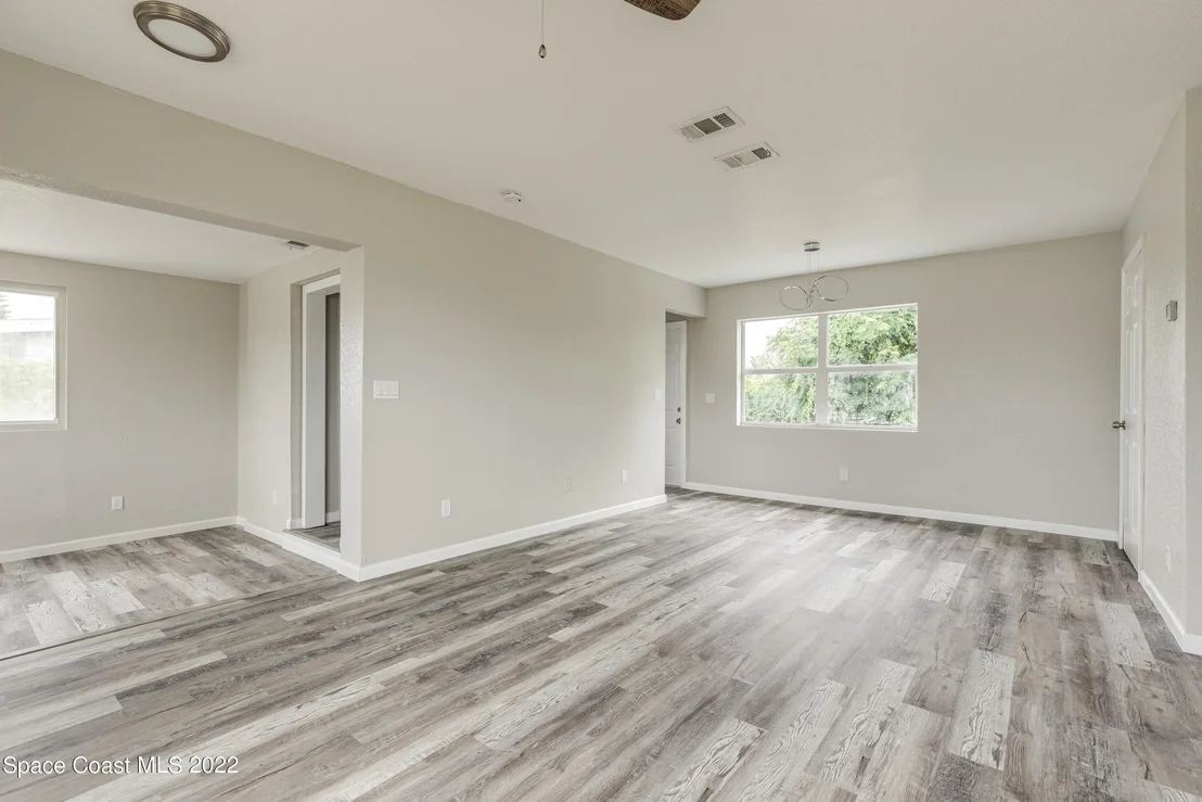 Photo of 883 Bianca Drive NE