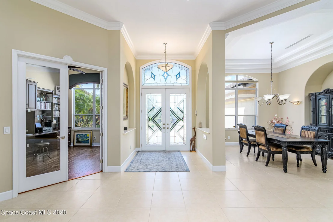 Photo of 975 Chatsworth Drive
