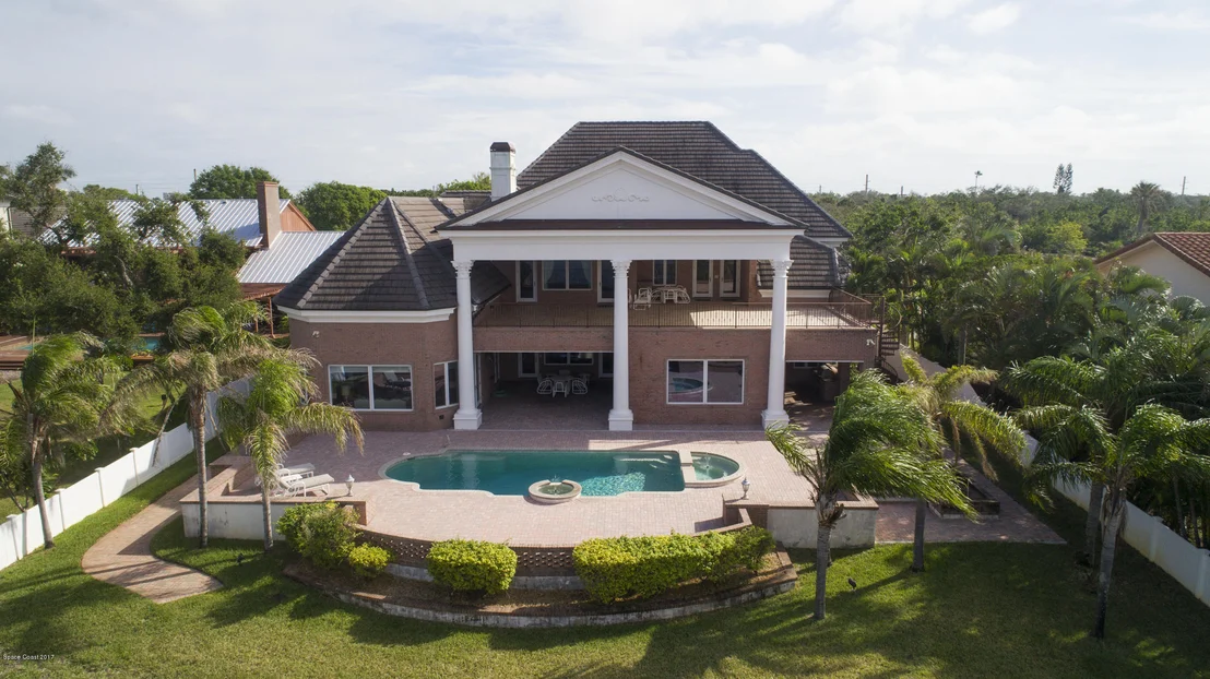 Photo of 2700 N Riverside Drive N