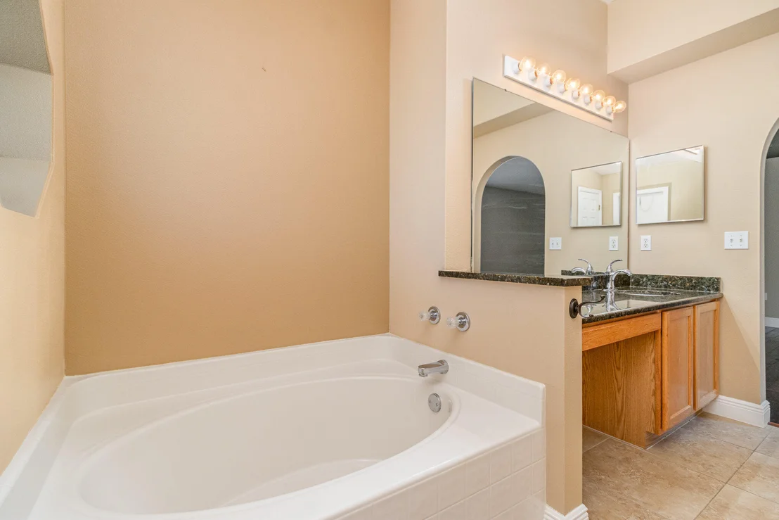 Photo of 1136 White Oak Circle