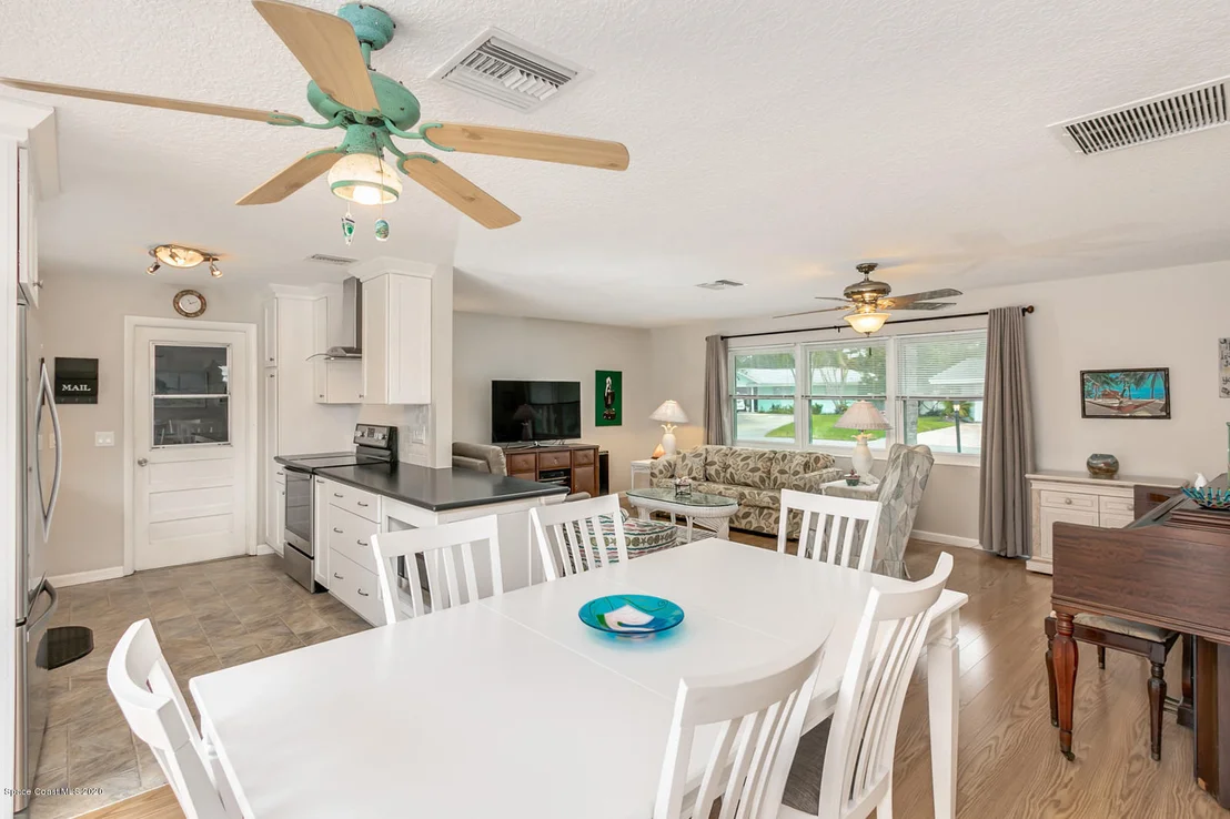 Photo of 565 Seabreeze Drive