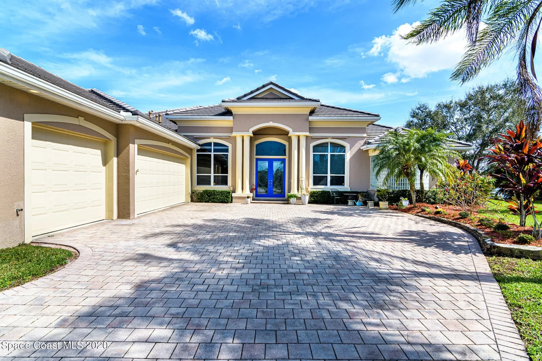 Photo of 975 Chatsworth Drive