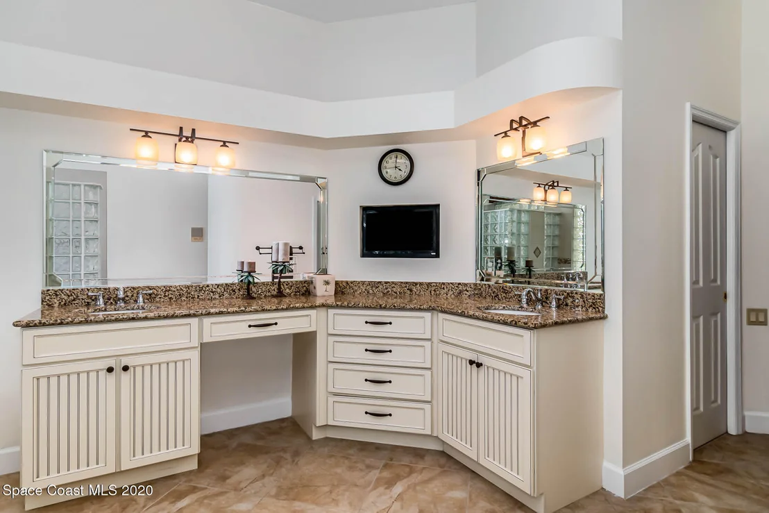 Photo of 889 Oak Park Drive