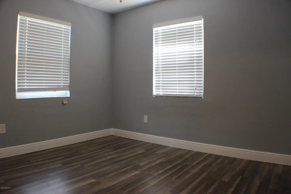 Photo of 1042 Cabot Drive NE
