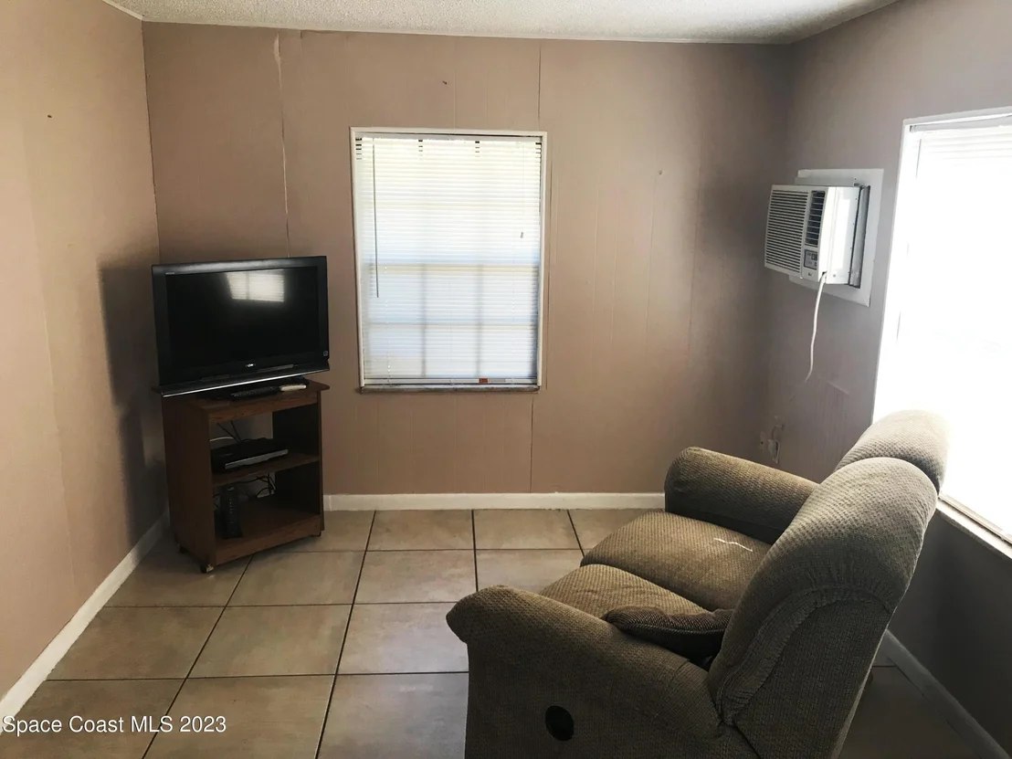 Photo of 13 S Palmway Avenue