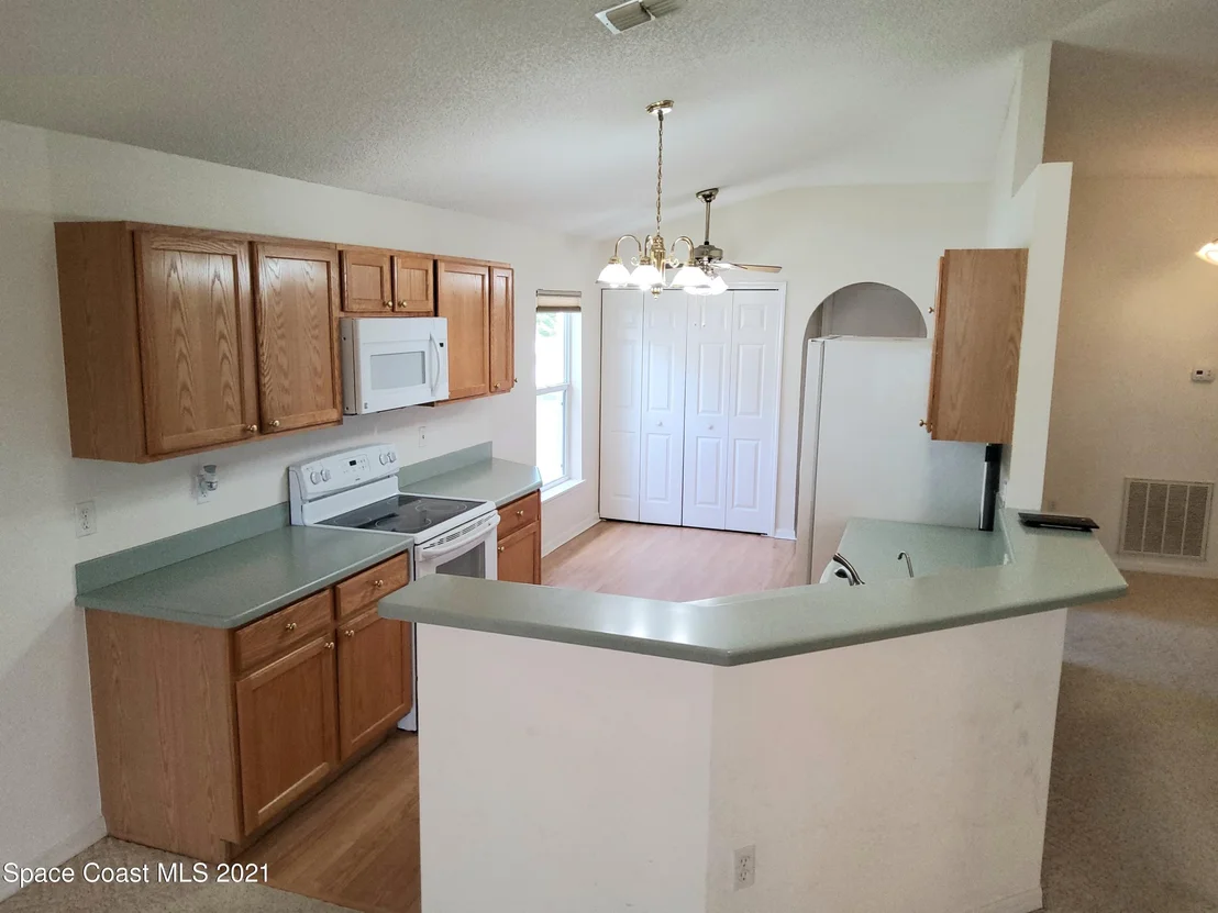 Photo of 1283 White Oak Circle