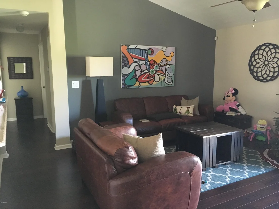 Photo of 325 SE Abernathy Circle