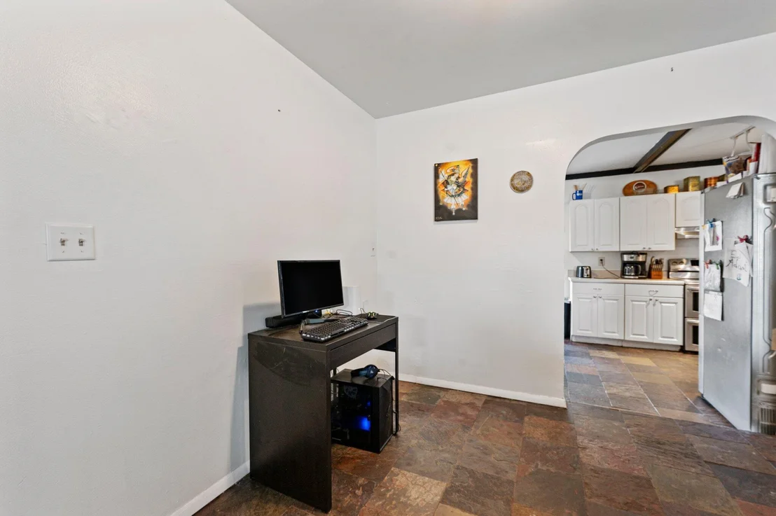 Photo of 822 Onyx Drive NE