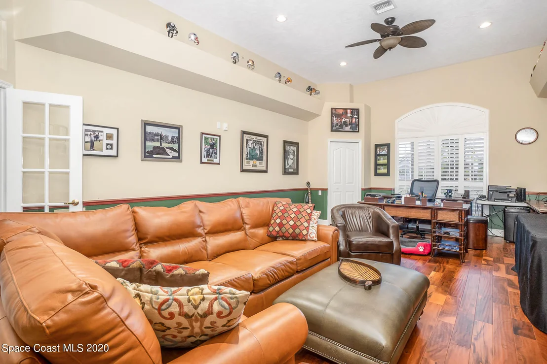 Photo of 889 Oak Park Drive