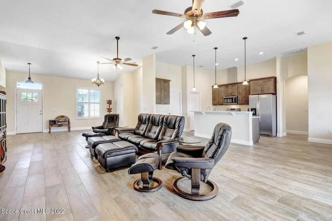 Photo of 335 Pine Boulevard