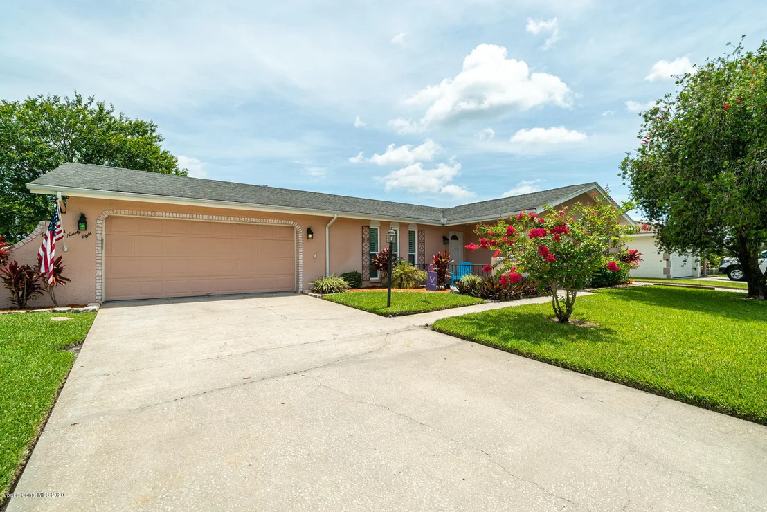 Photo of 2898 Corbusier Drive