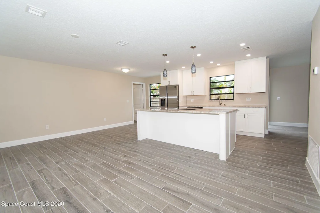 Photo of 987 Pineland Drive