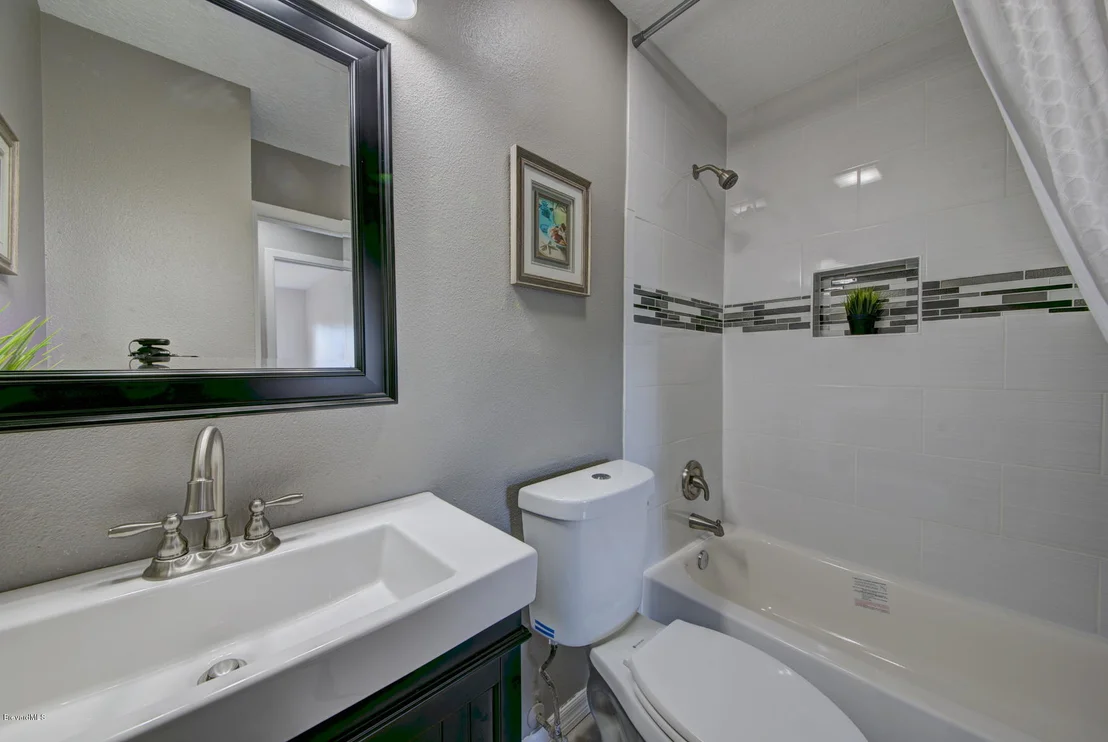 Photo of 1025 Riviera Drive NE