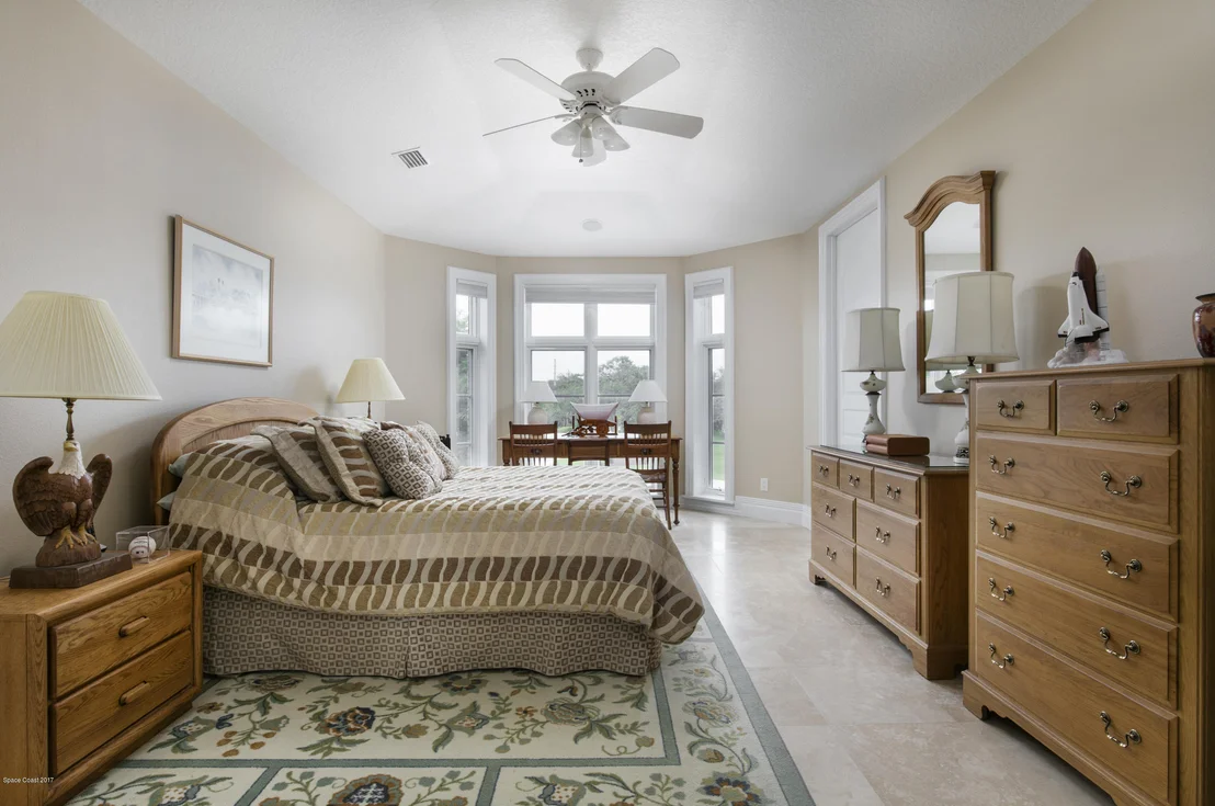 Photo of 2700 N Riverside Drive N