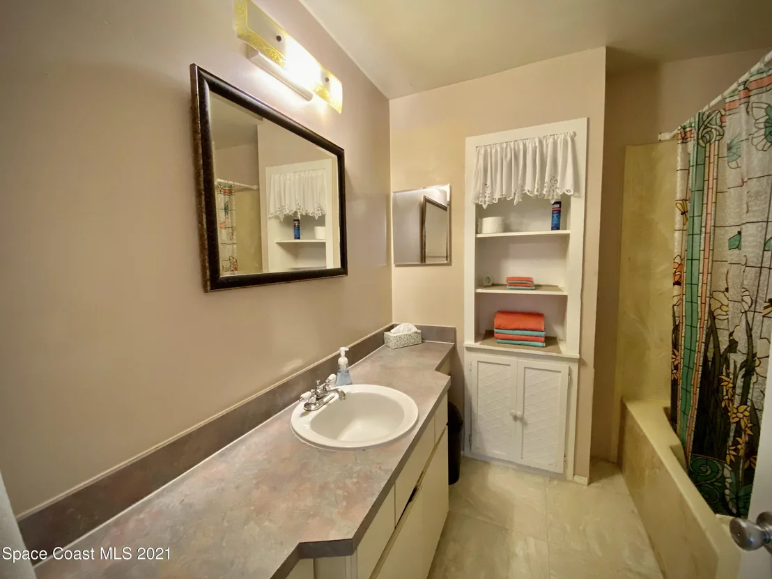 Photo of 1320 Mariposa Drive NE