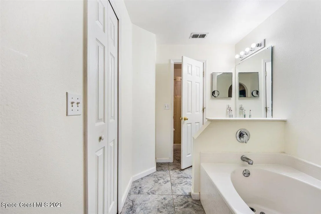 Photo of 1209 White Oak Circle