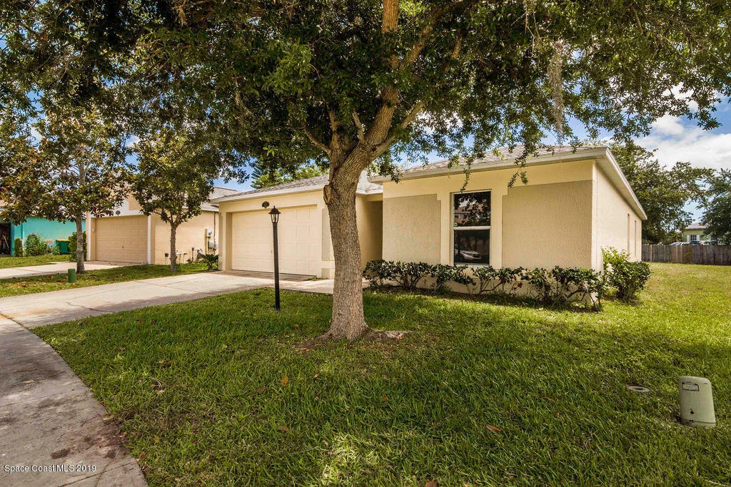 Photo of 1123 White Oak Circle