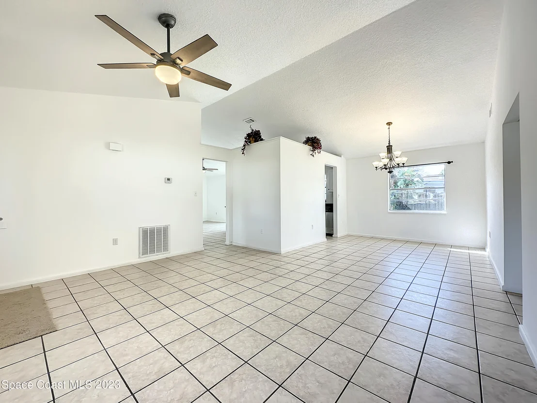 Photo of 580 Eldron Boulevard SE