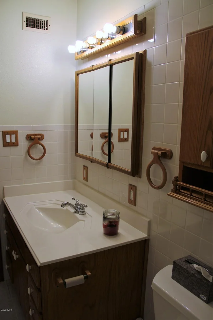 Photo of 1139 Aurora Road