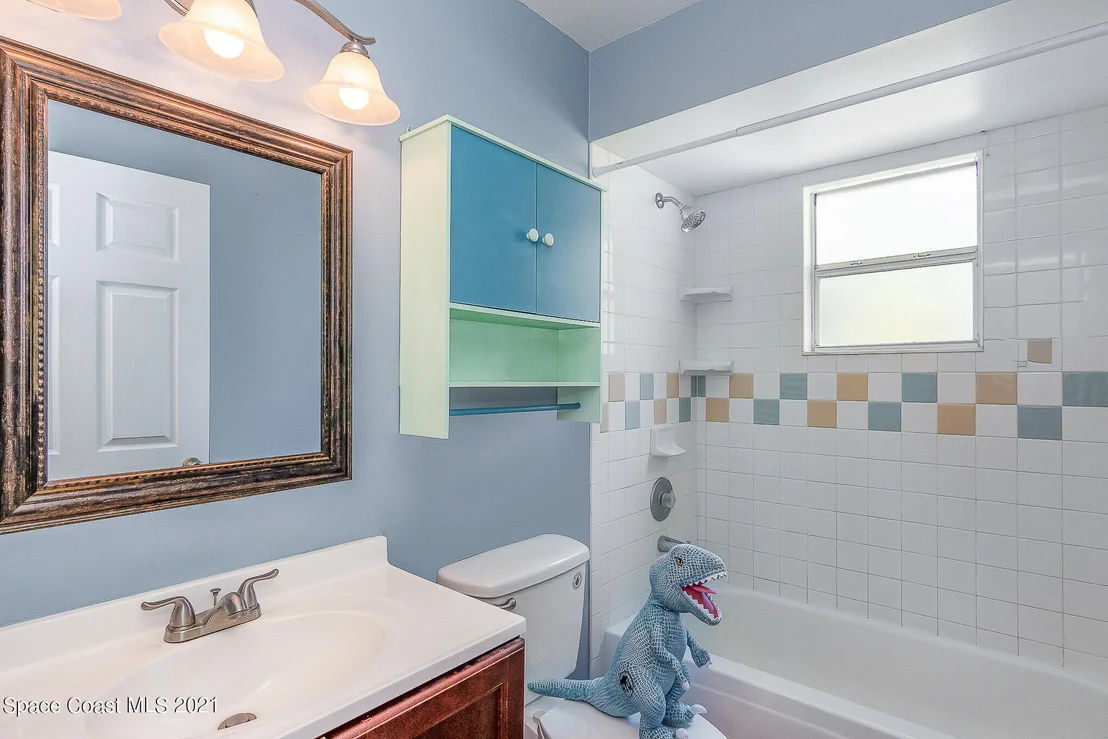 Photo of 5590 Fairbridge Street