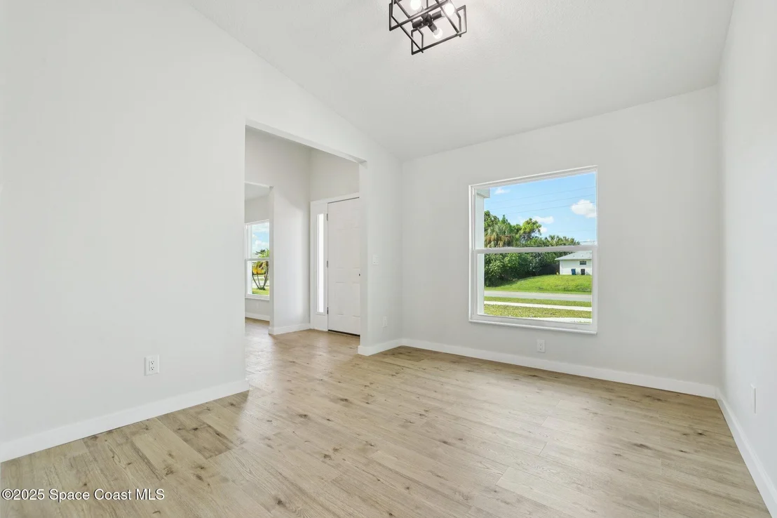 Photo of 1441 Eldron Boulevard SE