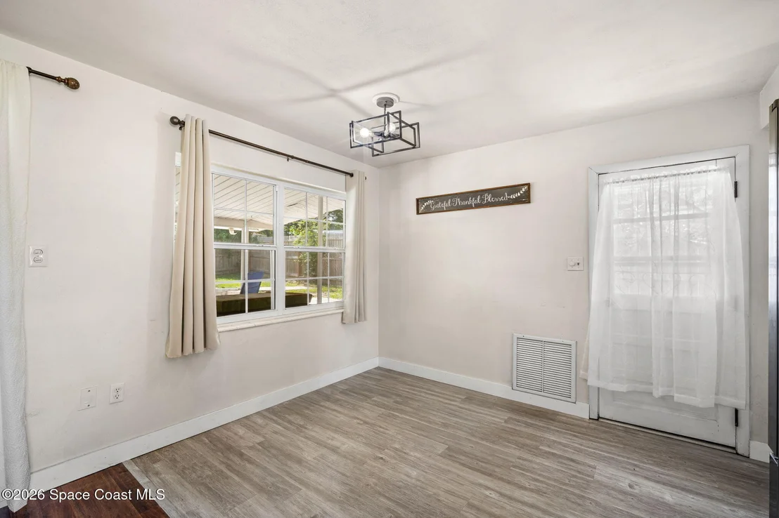 Photo of 1425 Crest Drive