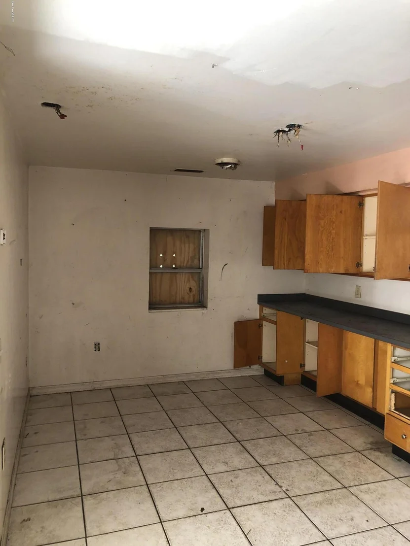 Photo of 323 Pineda Street